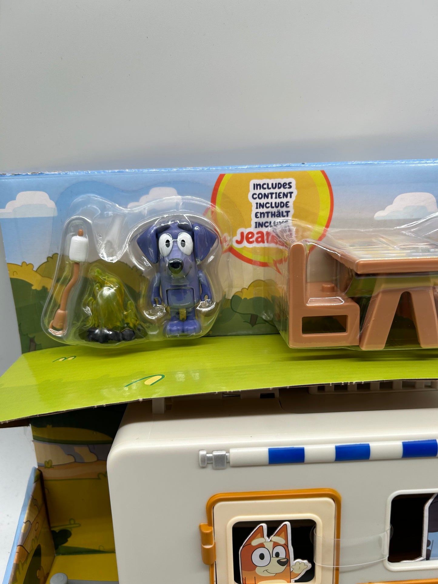BLUEY Caravan Spielset, ausklappbarer Wohnwagen, bewegliche Figur, Zubehör