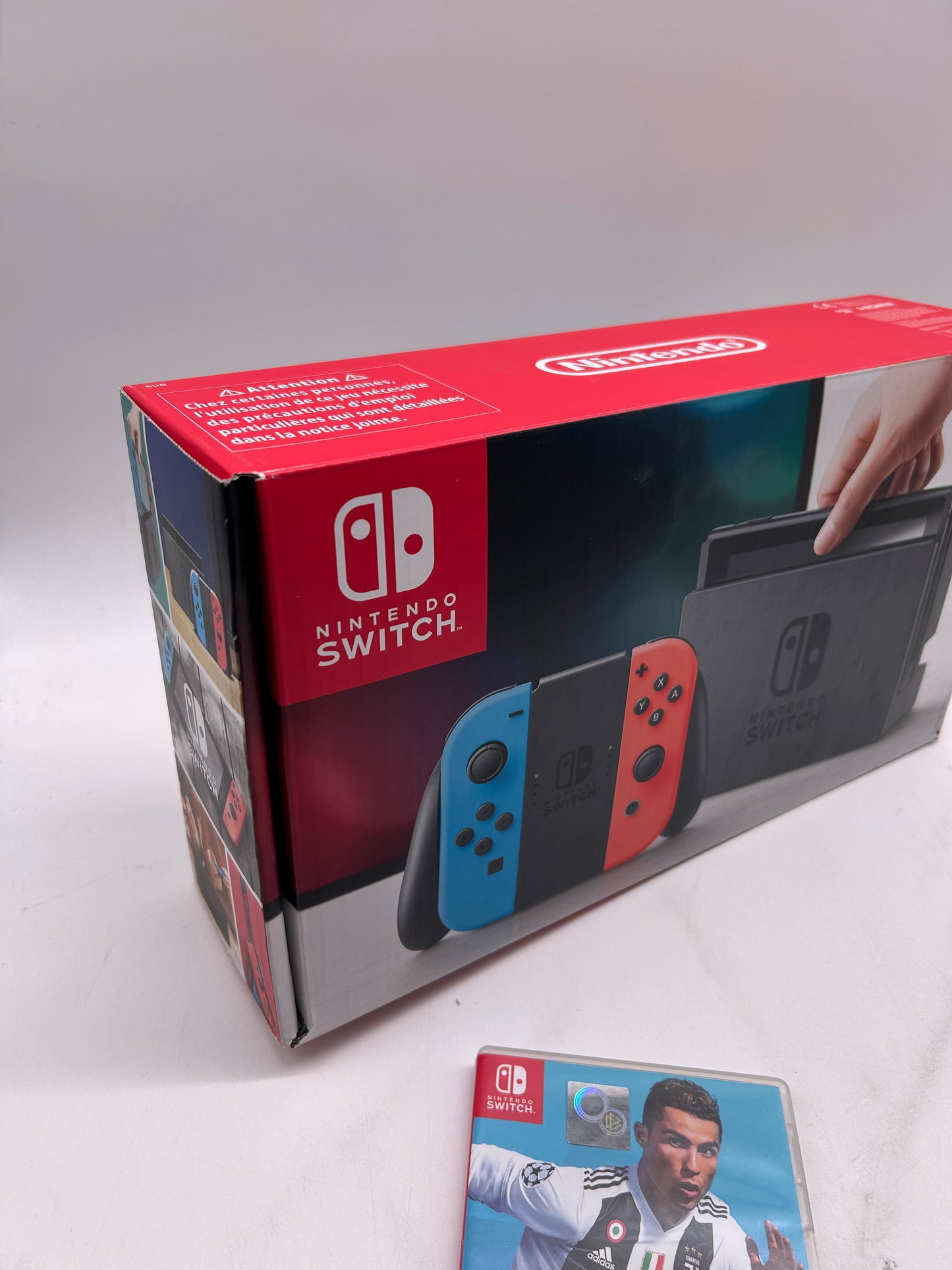 Nintendo Switch Komplett inklusive FIFA 2019