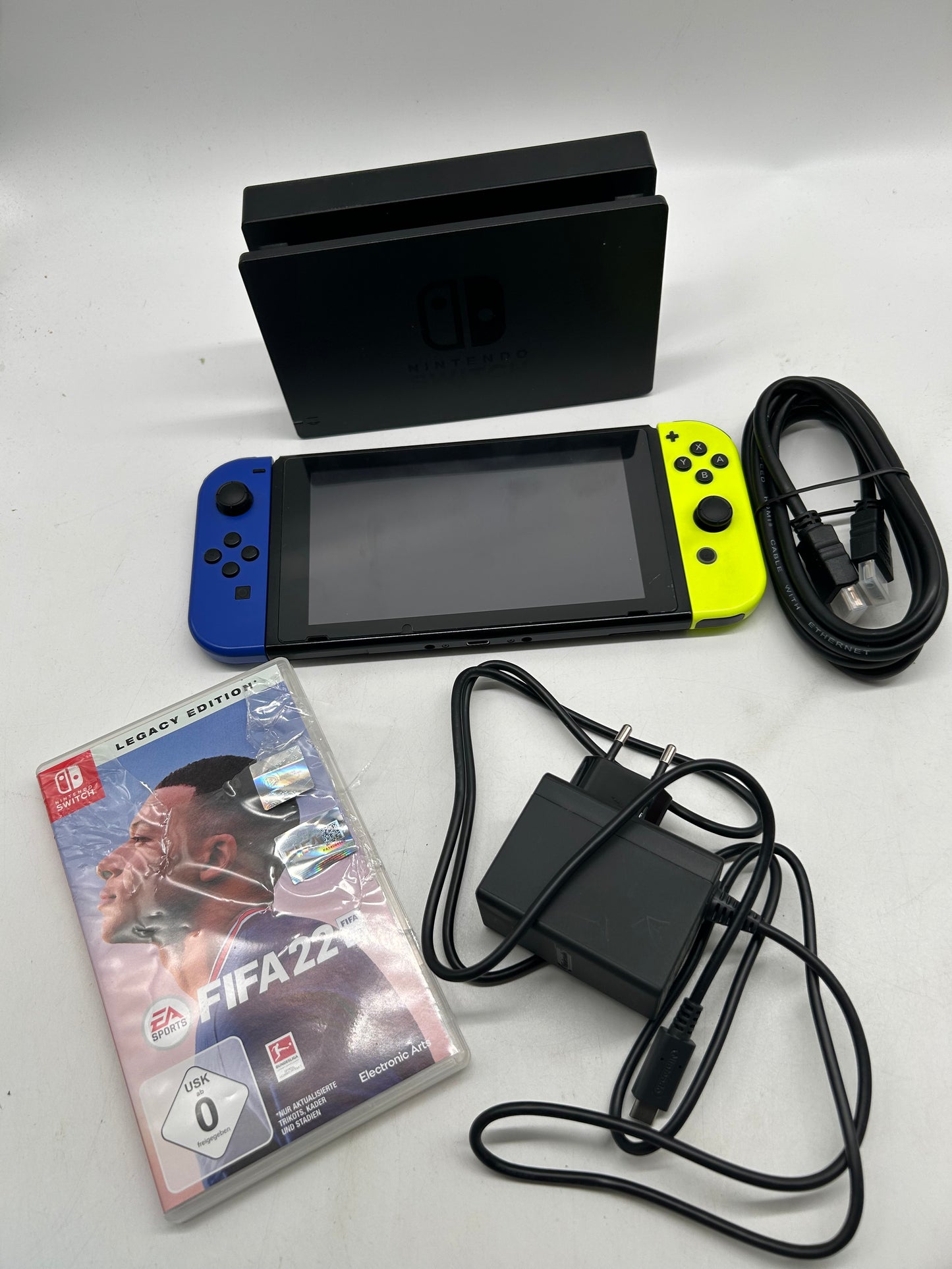 Nintendo Switch + Fifa 22 komplett