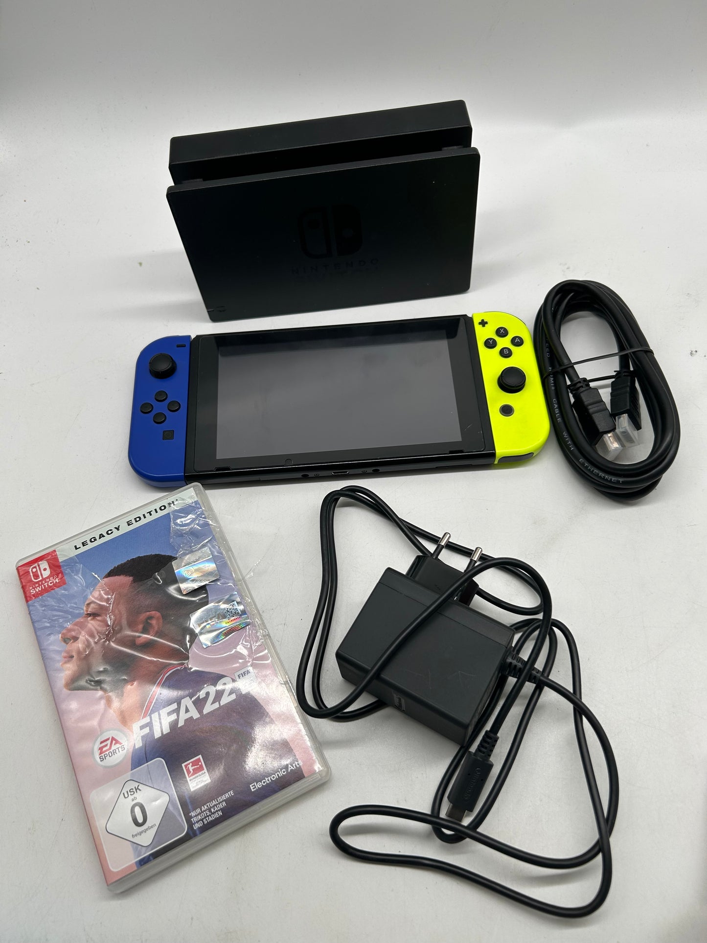 Nintendo Switch + Fifa 22 komplett