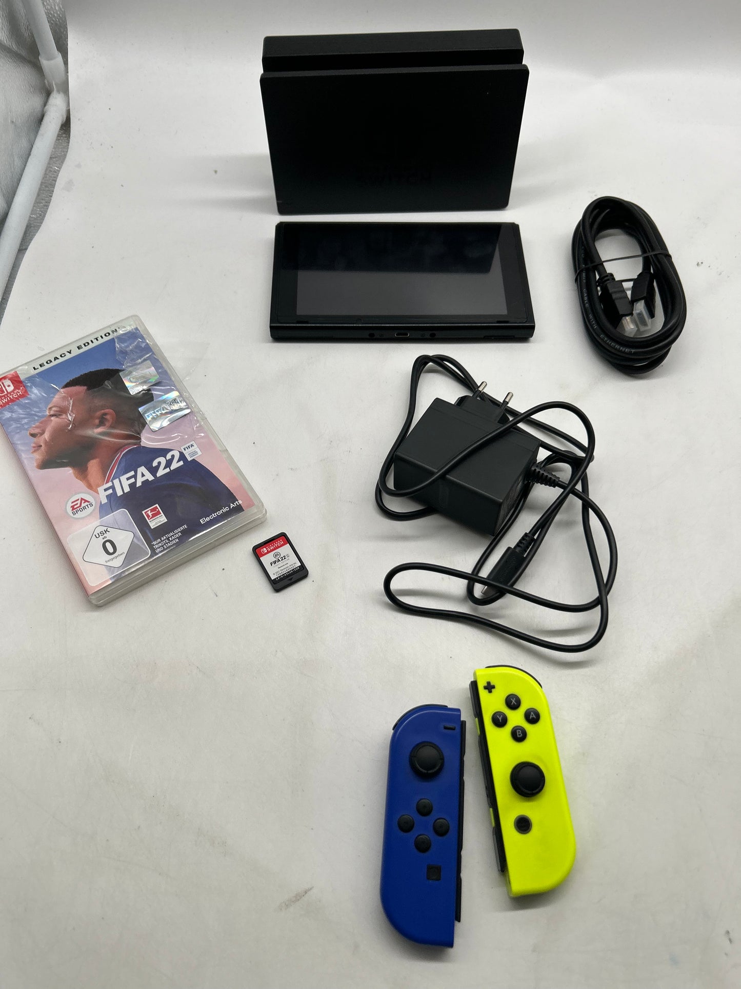 Nintendo Switch + Fifa 22 komplett