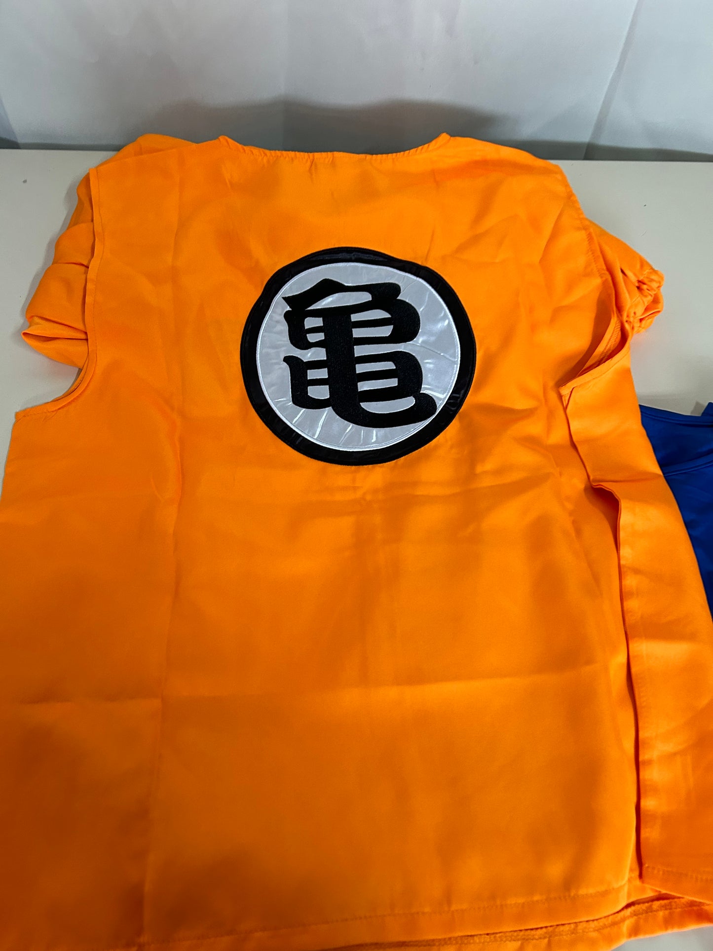 3-teiliges Cosplay Kostüm von Son Goku mit GO Zeichen | Größen: L