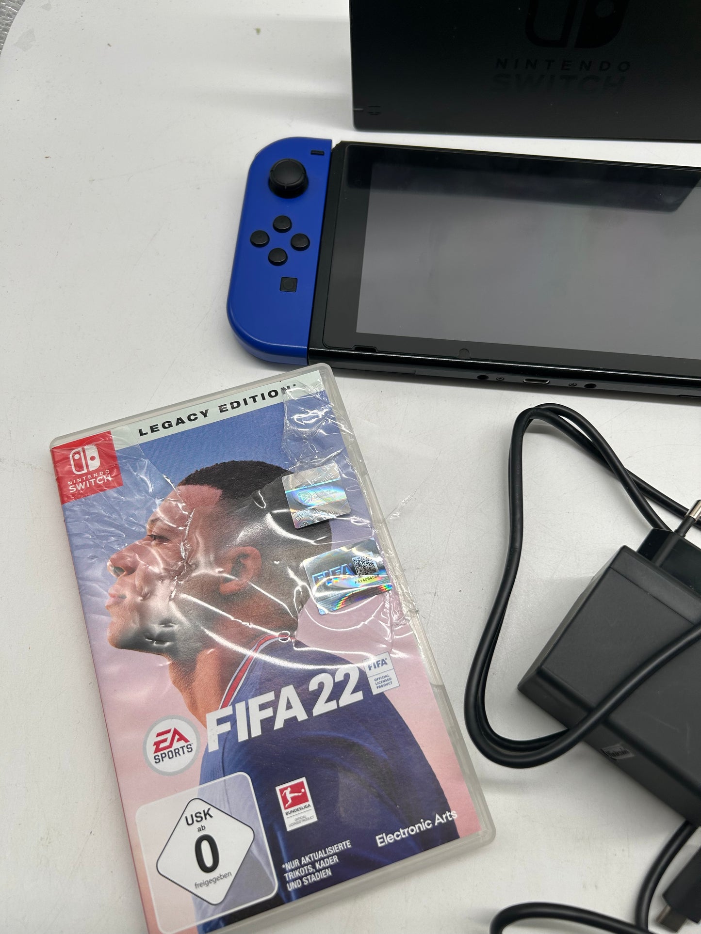 Nintendo Switch + Fifa 22 komplett
