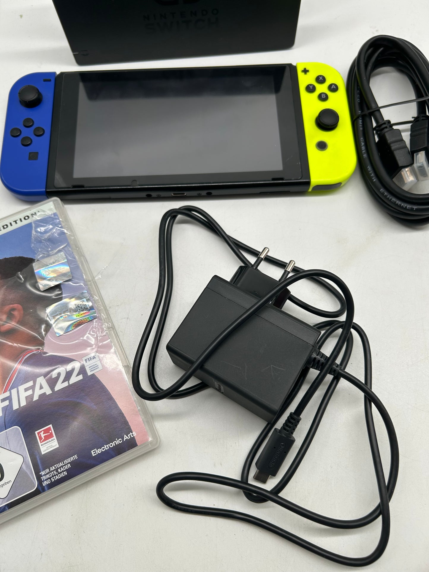 Nintendo Switch + Fifa 22 komplett