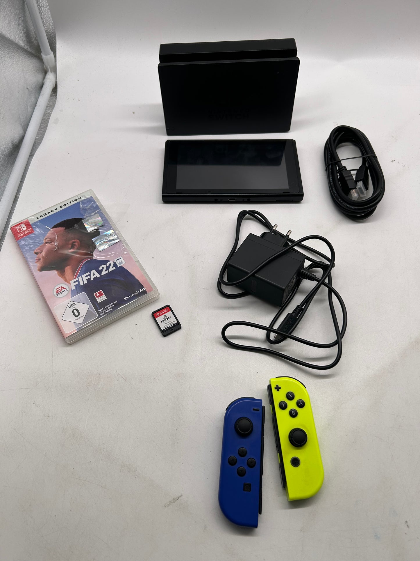 Nintendo Switch + Fifa 22 komplett