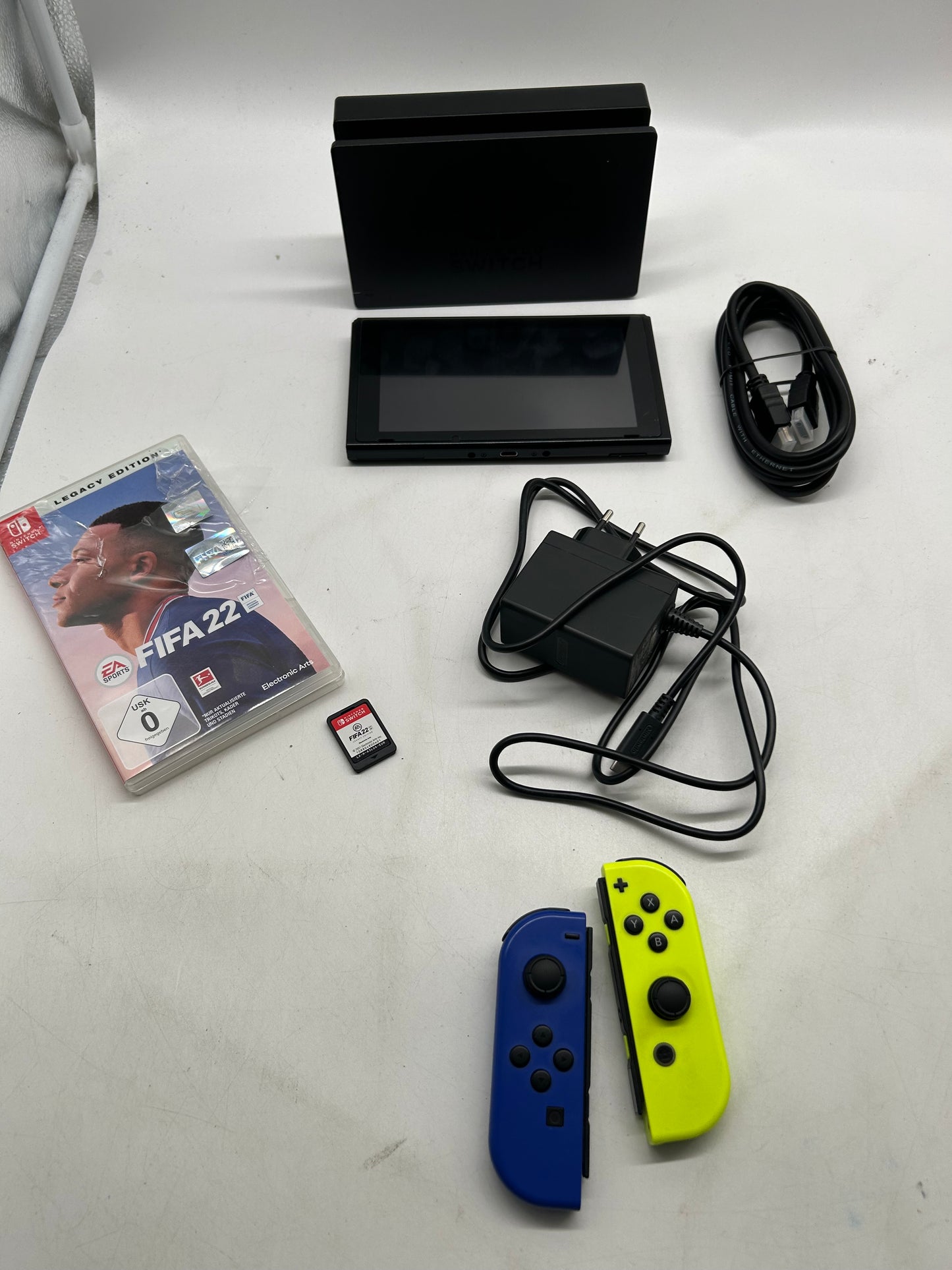 Nintendo Switch + Fifa 22 komplett